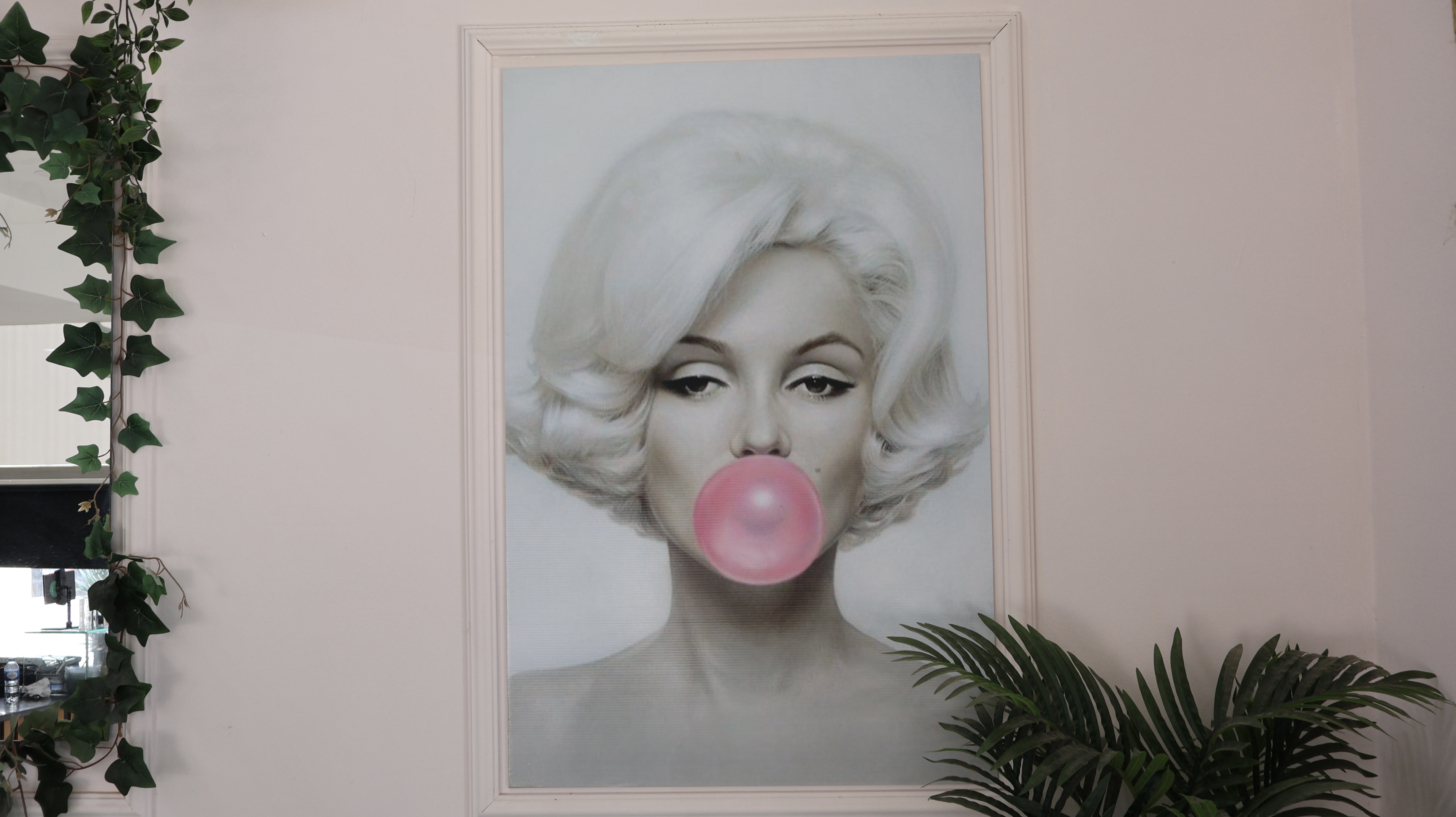 Marilyn Monroe blowing a bubble gum